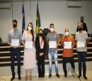 FOTOS: Vereadora entrega Moes de Aplausos  empresrio e servidores municipais